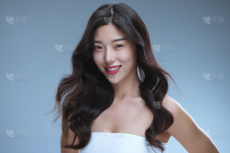 年轻的亚洲妇女在粉红色背景的女孩的肖像拍摄软聚焦_美女头像真人很吸引人