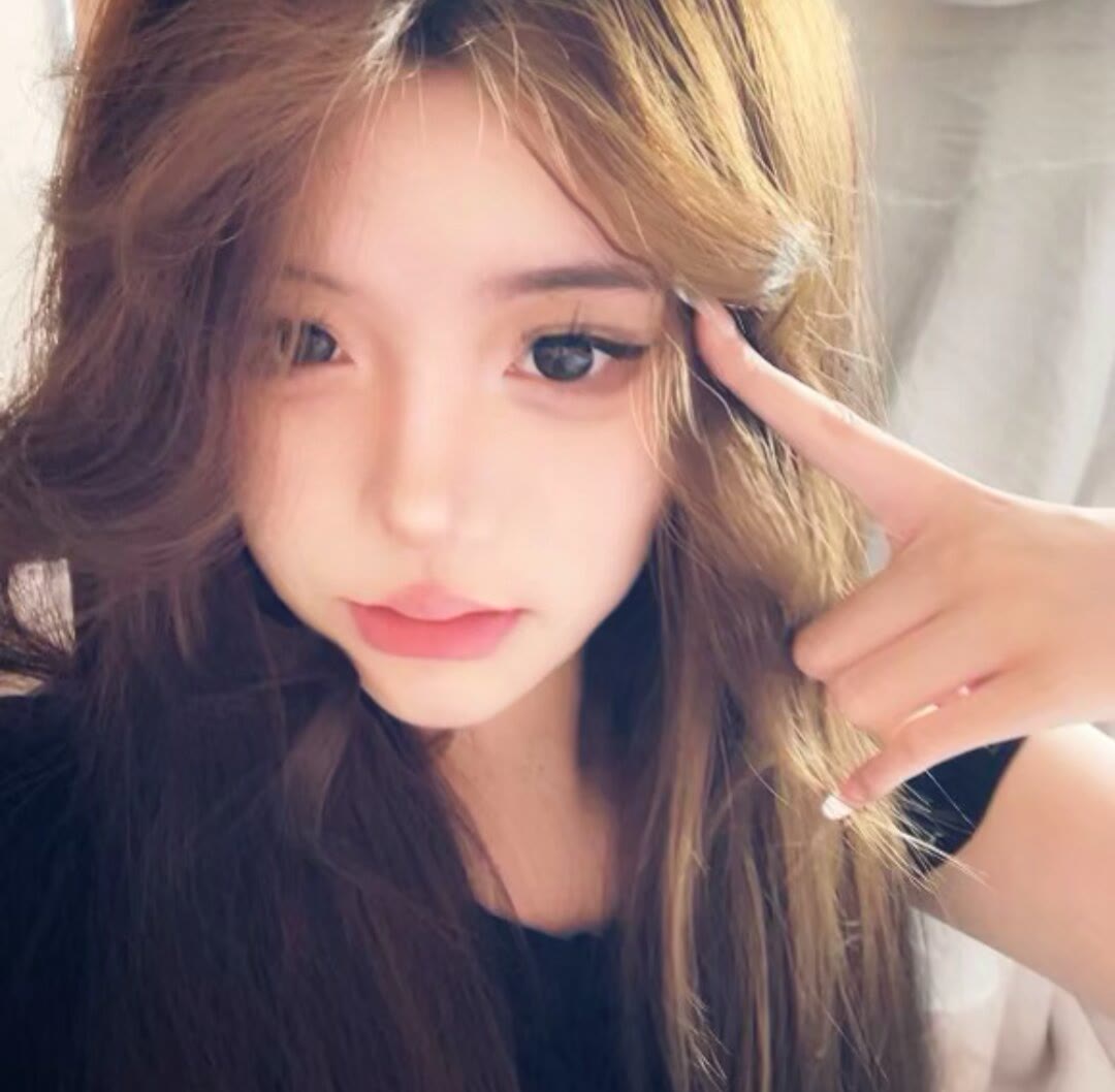 美丽的肖像年轻的亚洲女子在光和阴影的背景_美女头像甜美