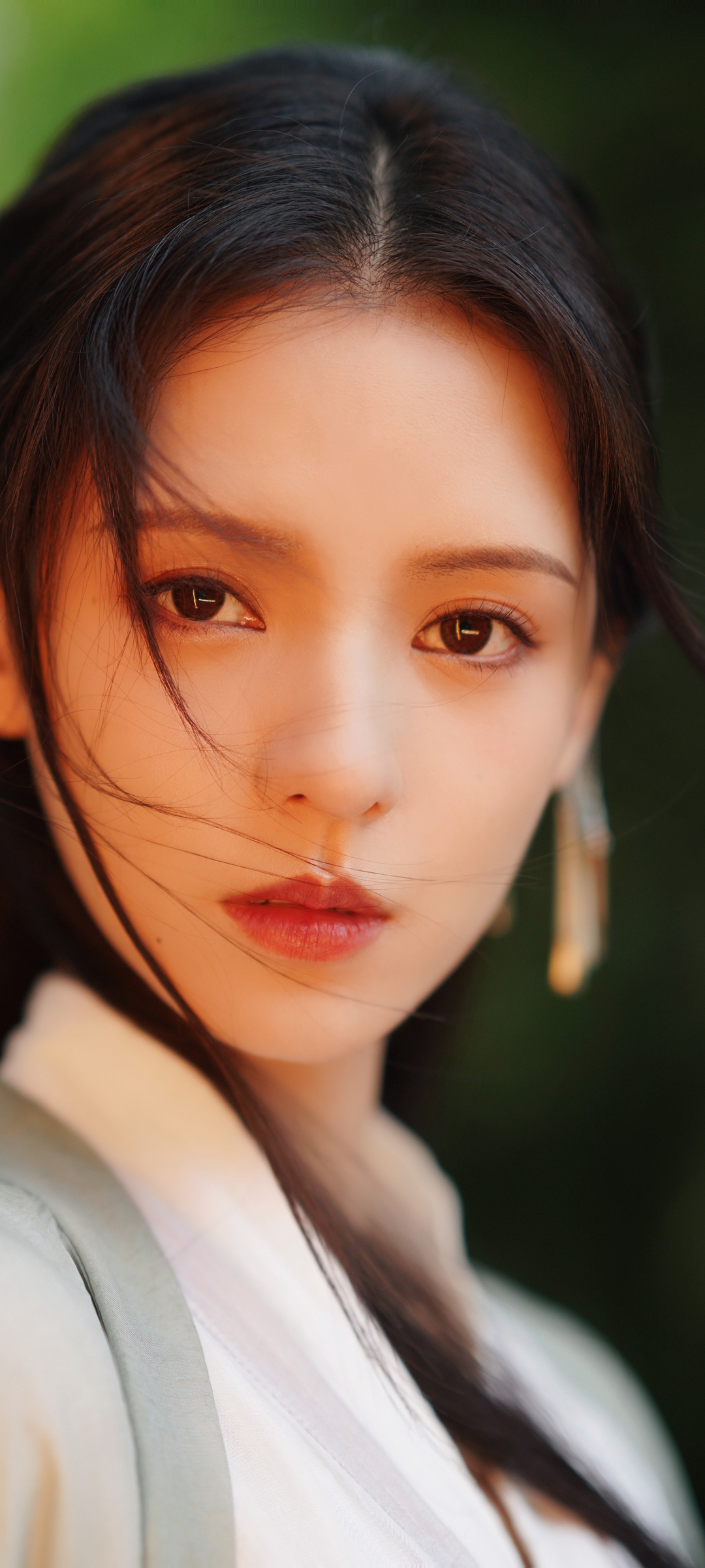 美丽的肖像年轻的亚洲女子在光和阴影的背景_美女头像甜美