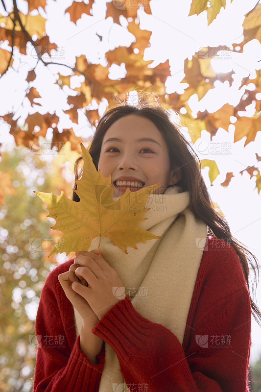 提举清新女人呼吸运动手臂半空中天空青少年风四肢_美女高雅造型