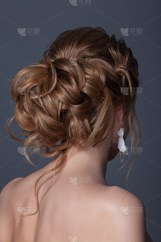 美丽的女孩与黑发在优雅的裙子摆姿势在紫藤树_美女壁纸