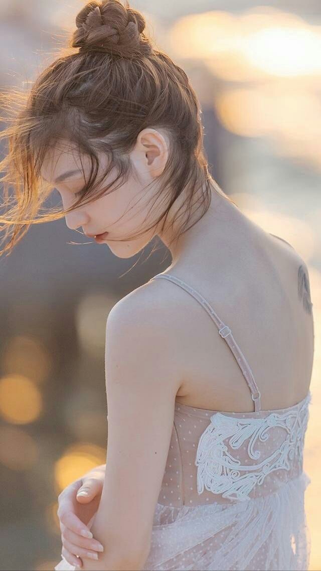 模型在白色单衣站立轮廓关闭了灰色背景_美女头像清新自然