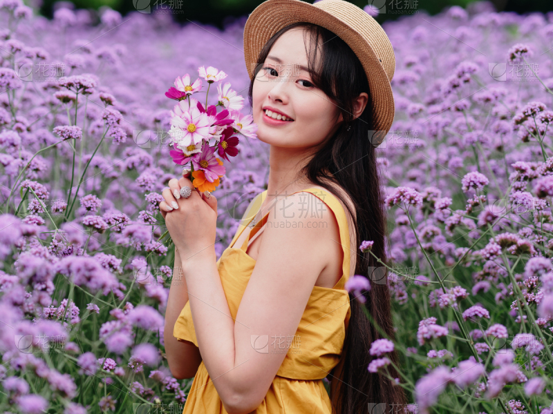 女孩坐在田野里背景是夕阳_美女壁纸