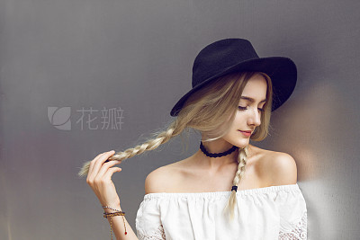 网红模特在海边双手拿花背在身后_美女图片微信头像侧脸