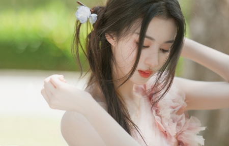 享受自由的年轻女子_美女壁纸锁屏