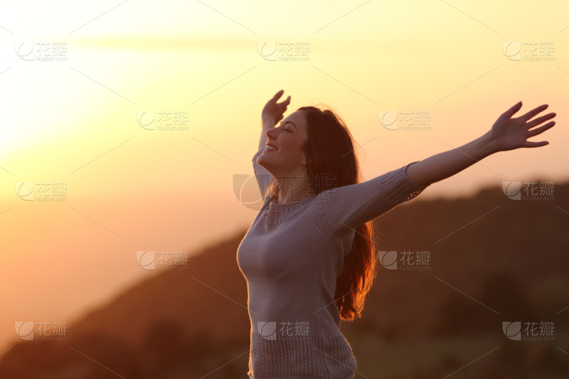 沿路奔跑的女孩的剪影_美女自拍