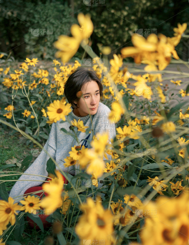 美丽的泰国女士正在修剪花园周围_美女头像高冷