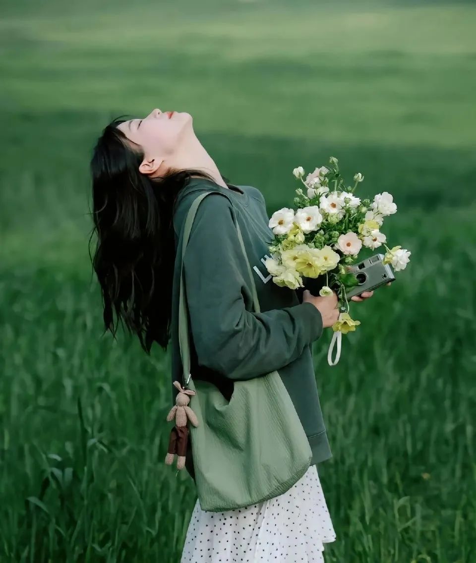 奕颜整理侵删致歉真人女生头像背影_美女高雅造型