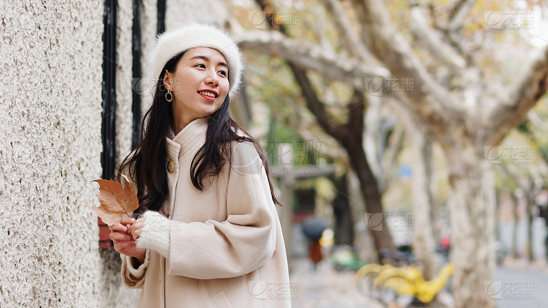 美丽的亚洲女人她在草地上拥有自由她是快乐的_美女头像