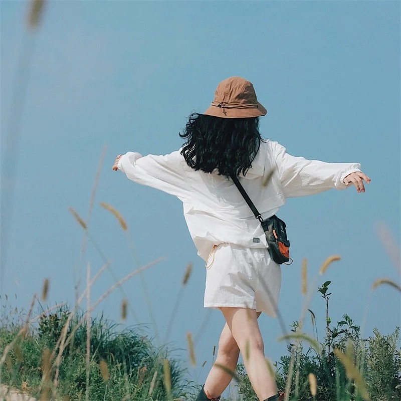 美丽的亚洲女人享受自然草地_美女头像真人侧脸