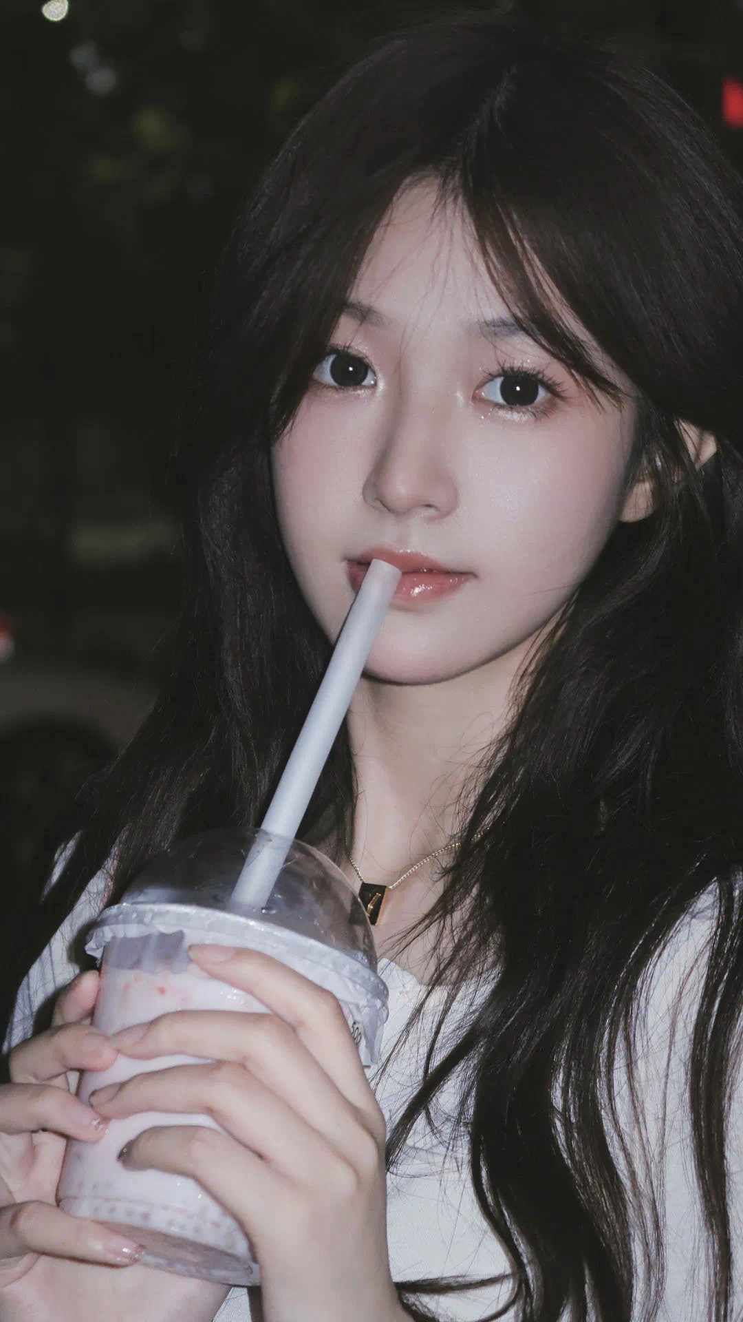 网红模特站在花海里摆姿势_美女照片侧脸好看头像