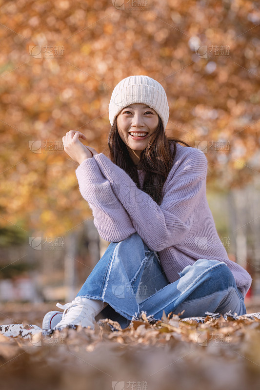 服饰系列实景模特穿着紫色衬衫和蓝色牛仔裤的室外摆拍_美女照片。