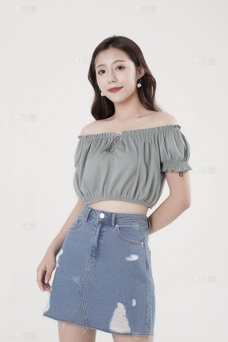 服饰系列实景模特穿着森女杏色小碎花连衣裙森女杏色小碎花连衣裙_美女照片侧脸好看头像