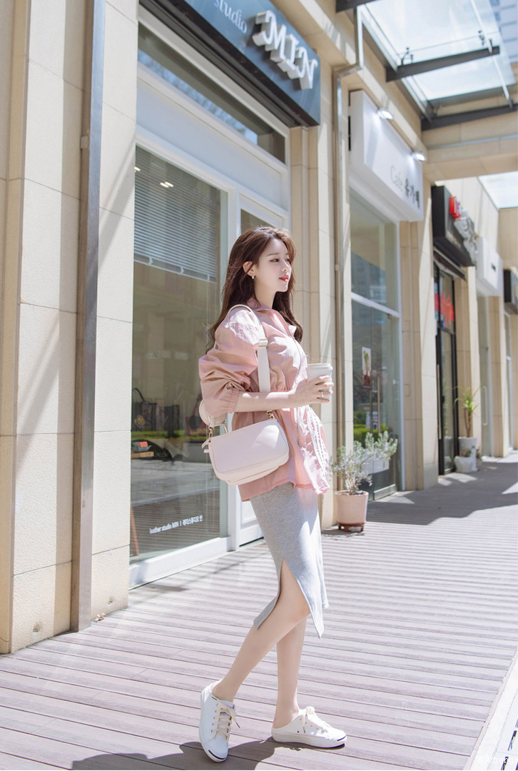 人物系列写实穿着斑点连衣裙的女装模特在街头摆拍_美女图片微信头像