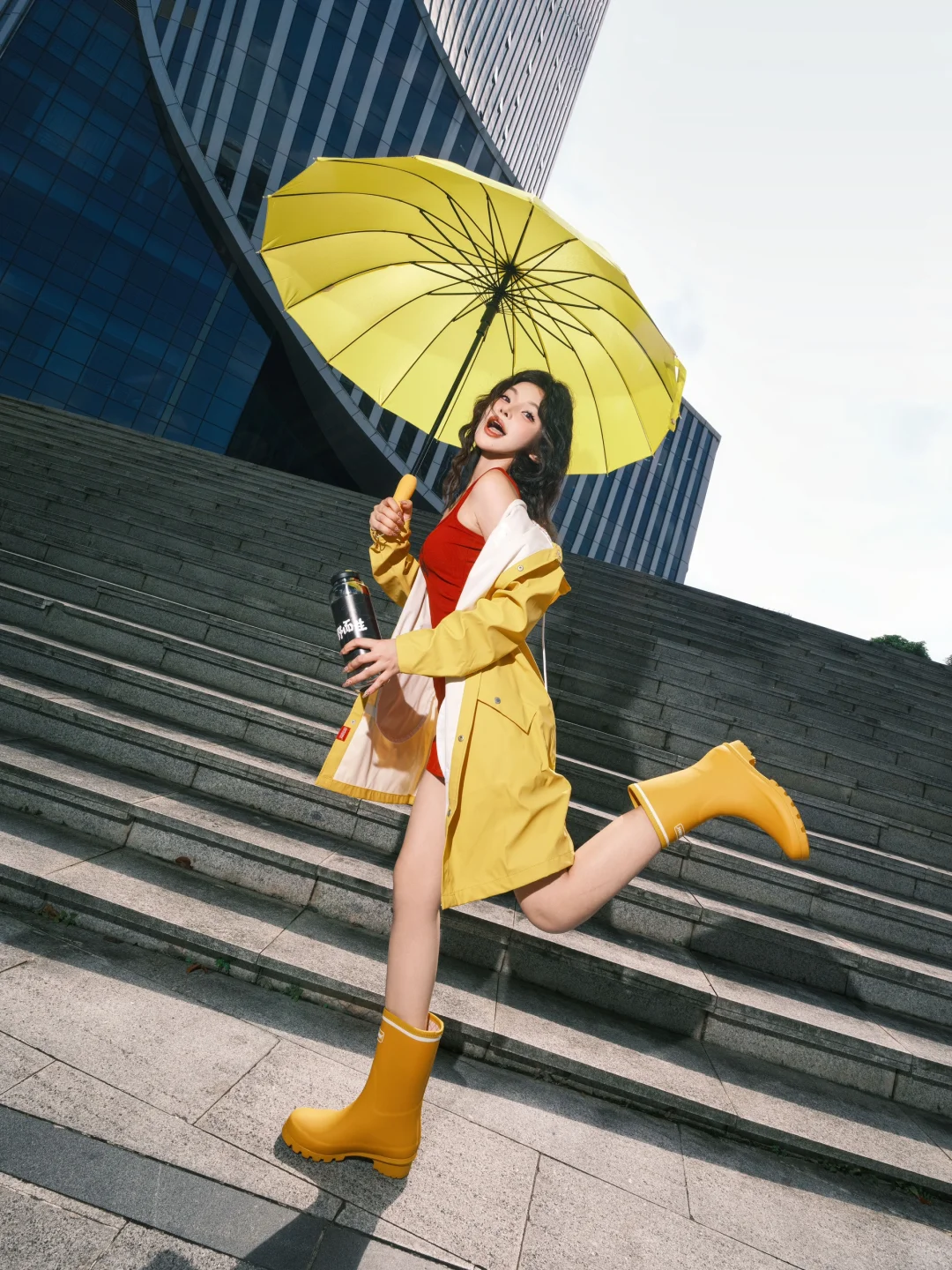 街拍时尚美女聆听街拍_美女照片背影侧面