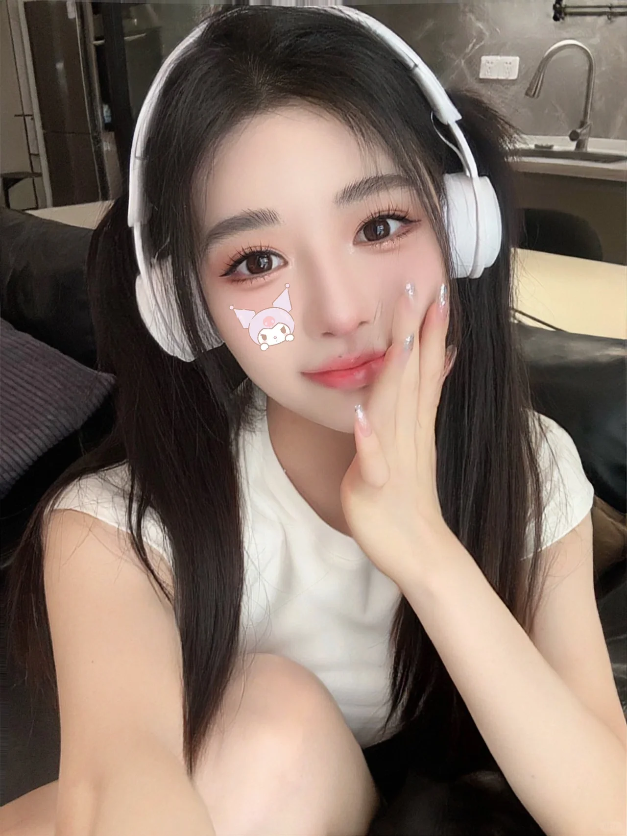 快乐的年轻姑娘们穿着毕业装自拍_美女自拍