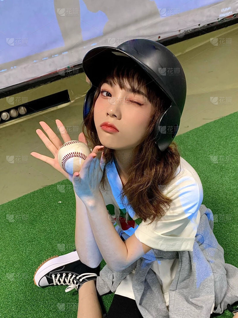 服饰系列实景模特穿着紫色衬衫和蓝色牛仔裤的室外摆拍_美女照片