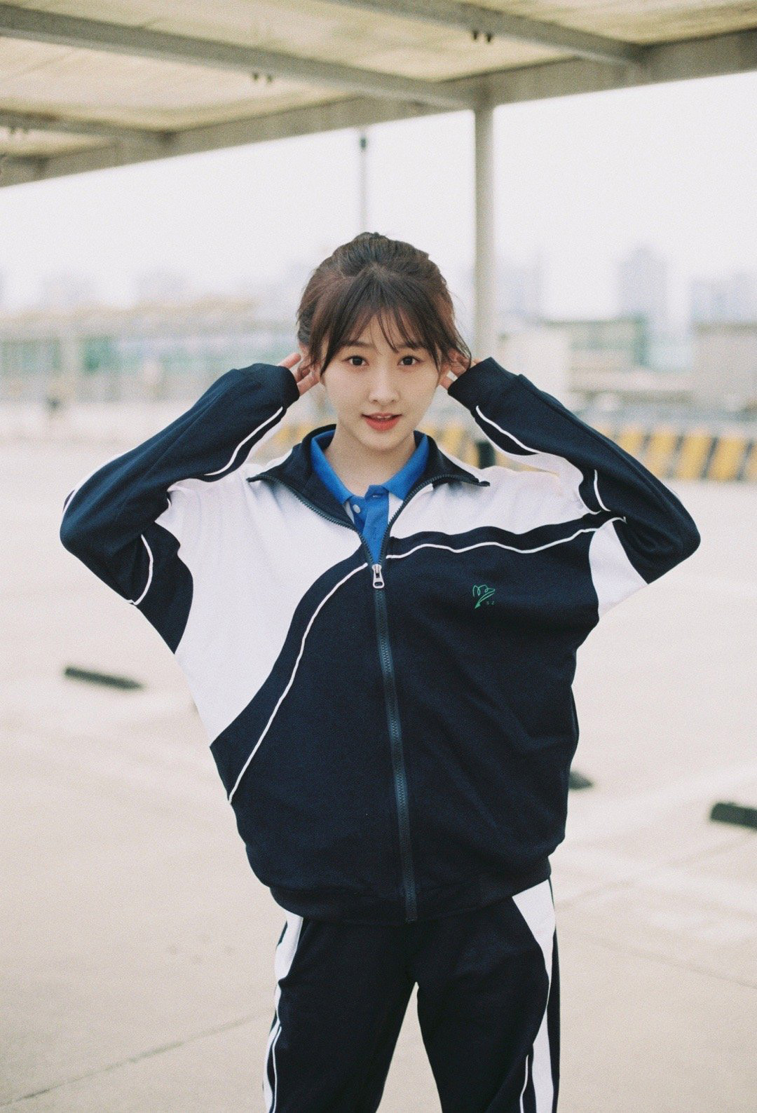 街拍时尚美女聆听街拍_美女头像真人背影