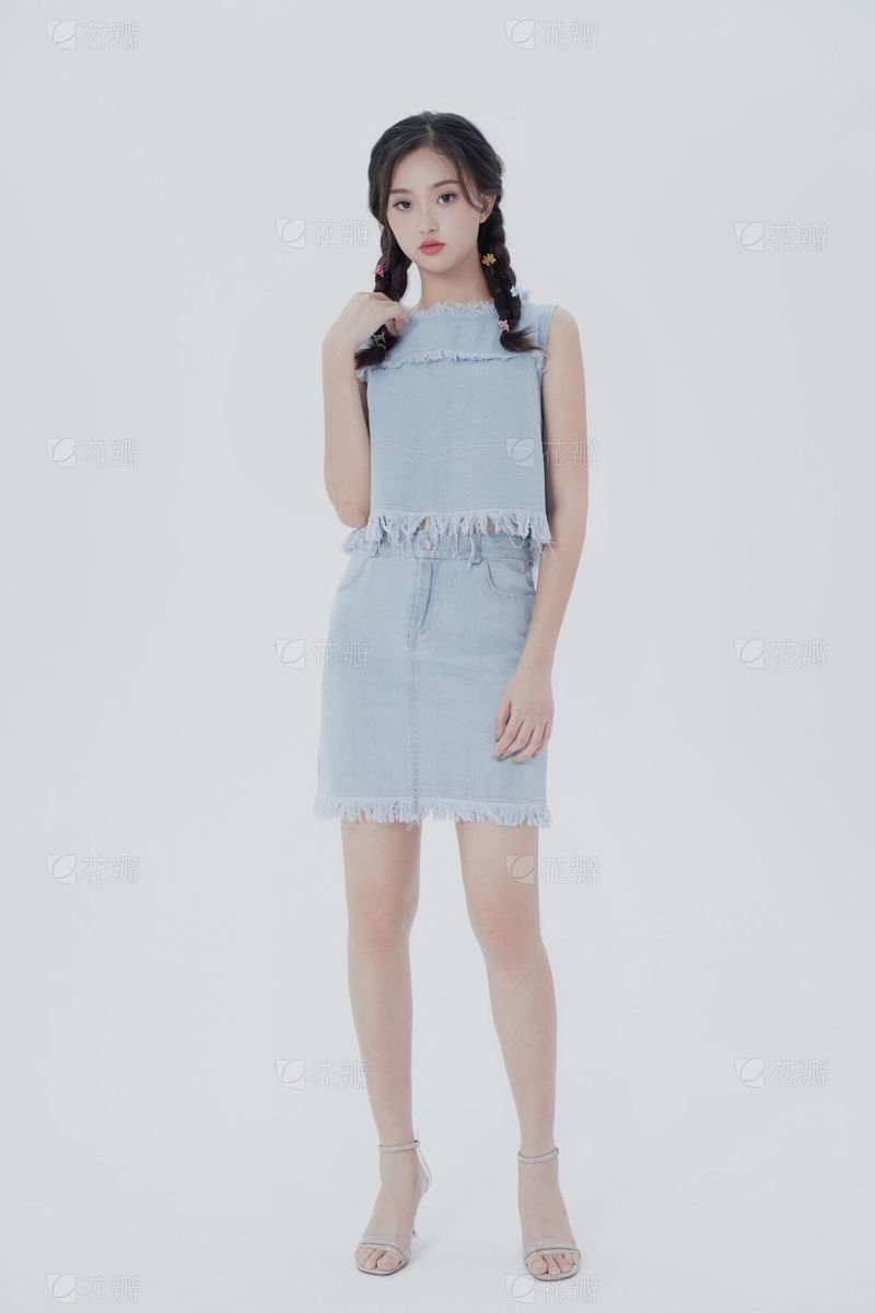 街拍时尚美女聆听街拍_美女头像真人