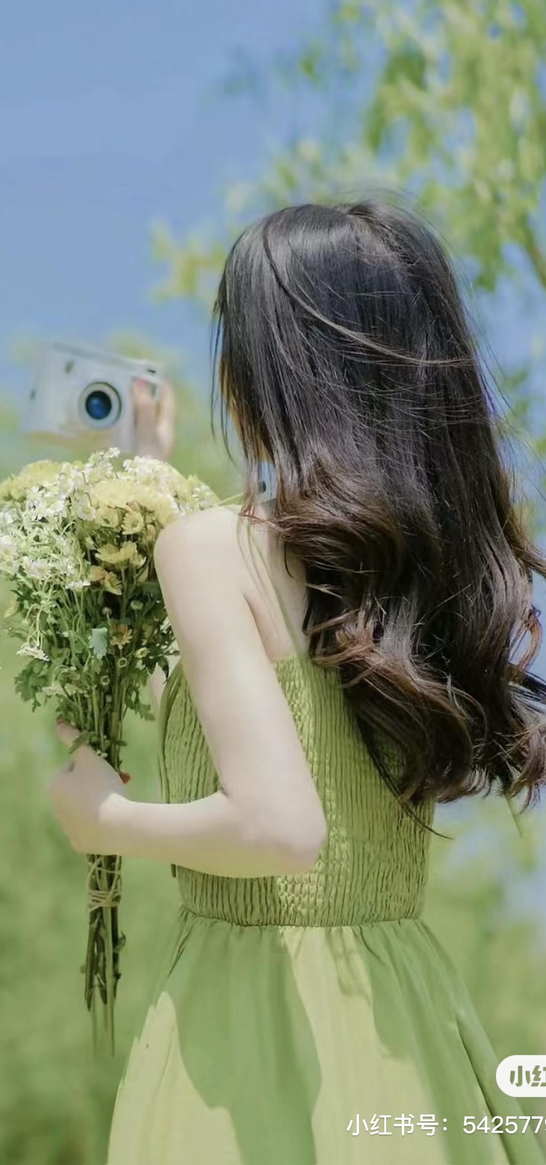 红衣美女翩翩起舞小红书_美女自拍