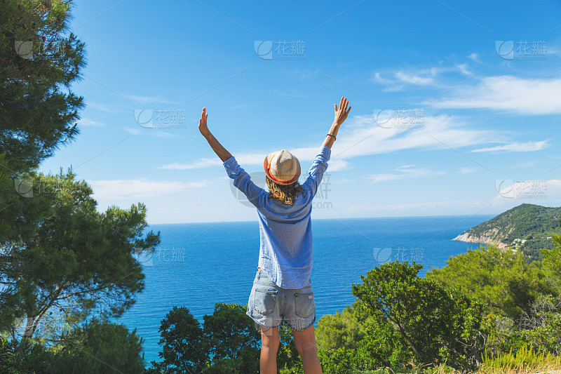 一个年轻的女旅行者看着照相机_美女照片.可爱霸气