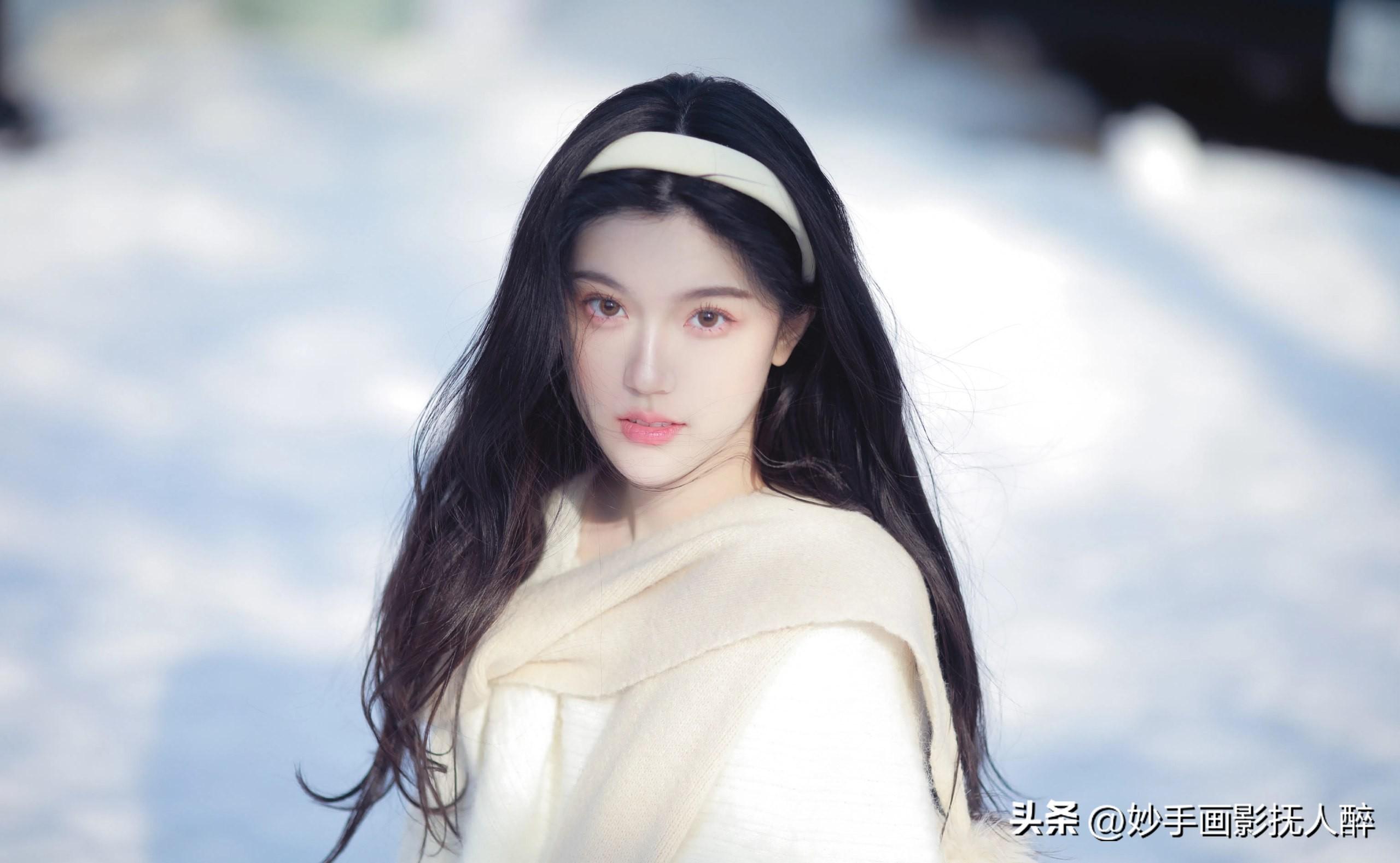 漂亮美女壁纸美图今日头条_美女高雅造型