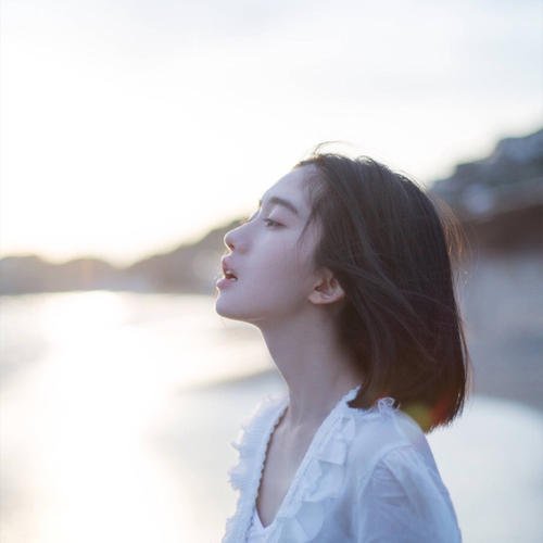 美丽的女孩看着日落微笑太阳耀斑_美女壁纸ins电脑