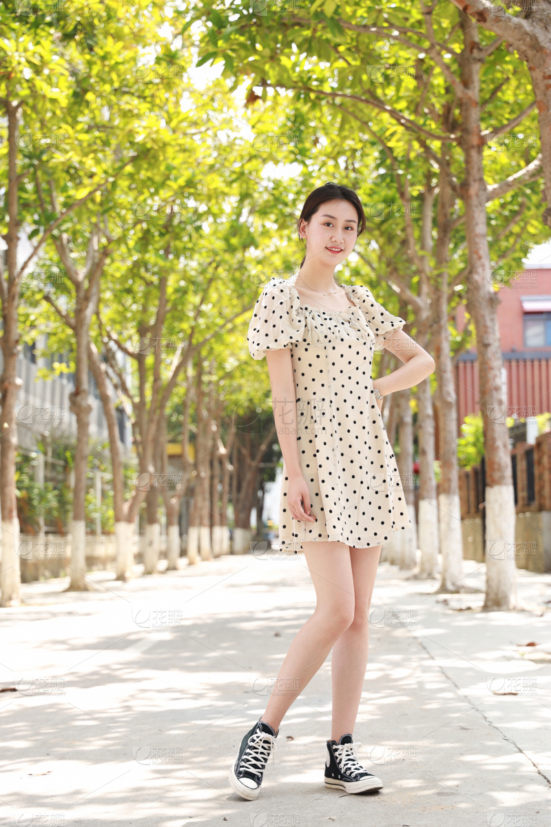 一个美丽的女孩在薰衣草地里美丽漂亮的妆_美女高雅造型