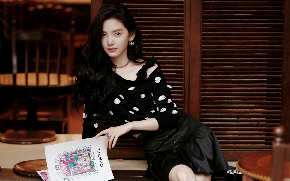 美女壁纸背景_美女时尚街拍