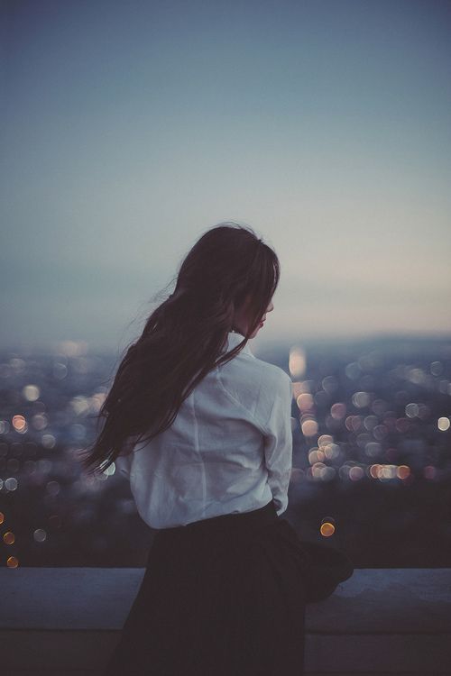 赤脚的女人穿着飞天的衣服在草地后面的背景里_美女热舞