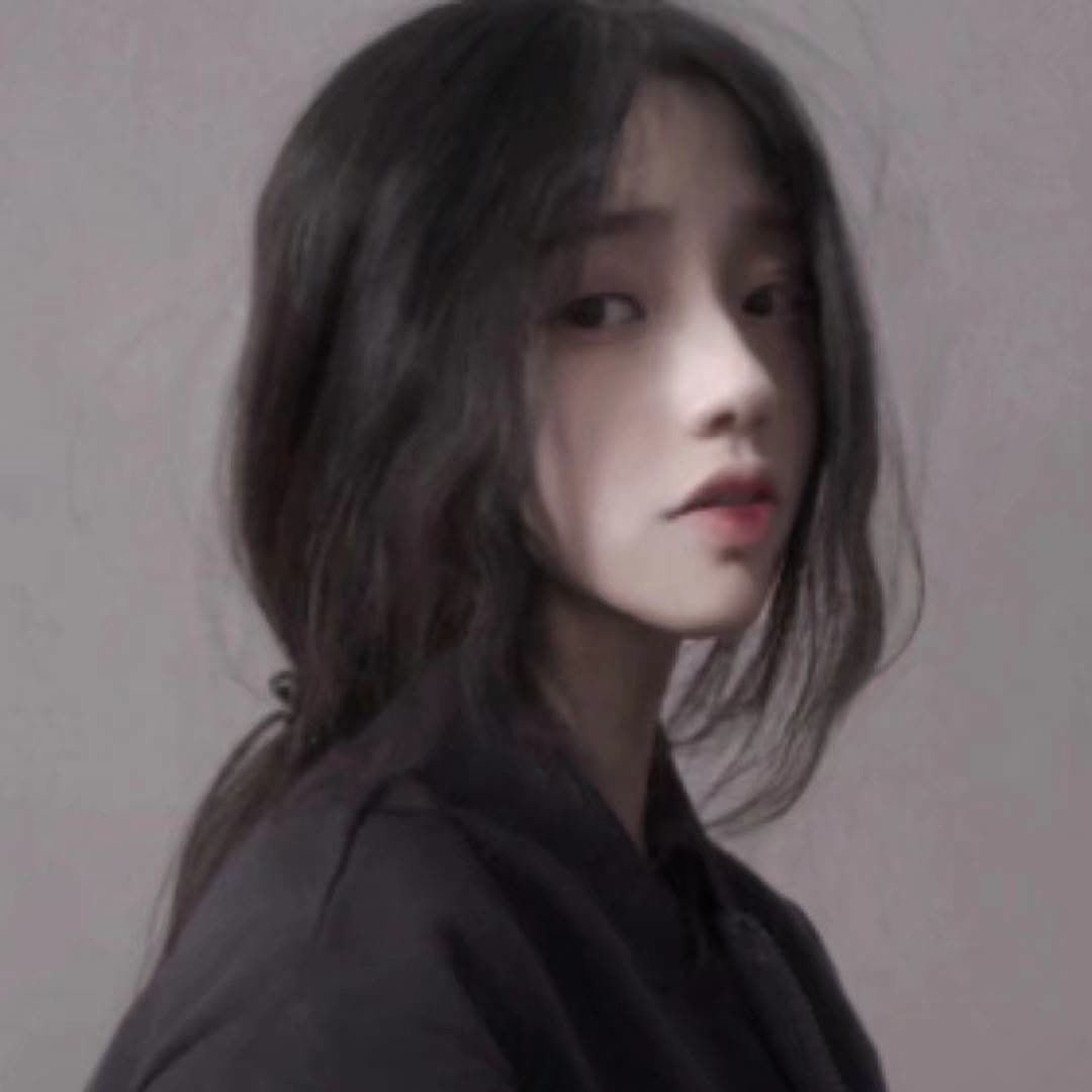 美丽的年轻女子与清洁新鲜的皮肤_美女头像真人很吸引人