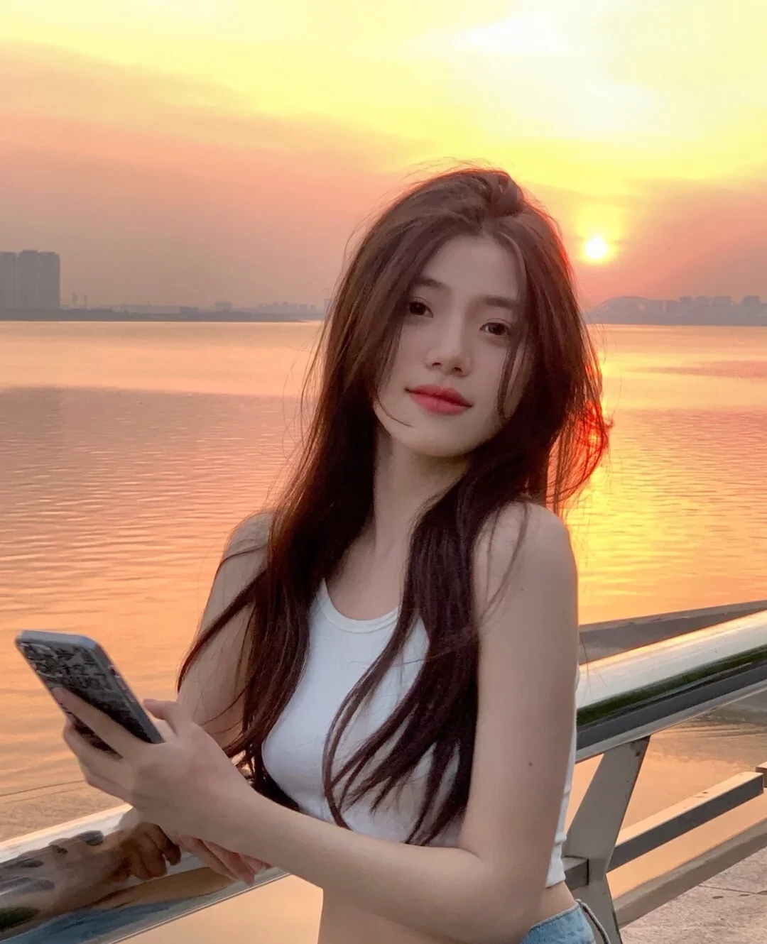 国潮妆容彩妆眼妆唇妆护肤美妆美女微笑笑容模特医美女装酷流行时尚珠宝_美女照片侧脸好看头像