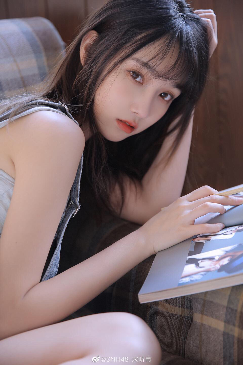 美发女生发型人像_美女热舞