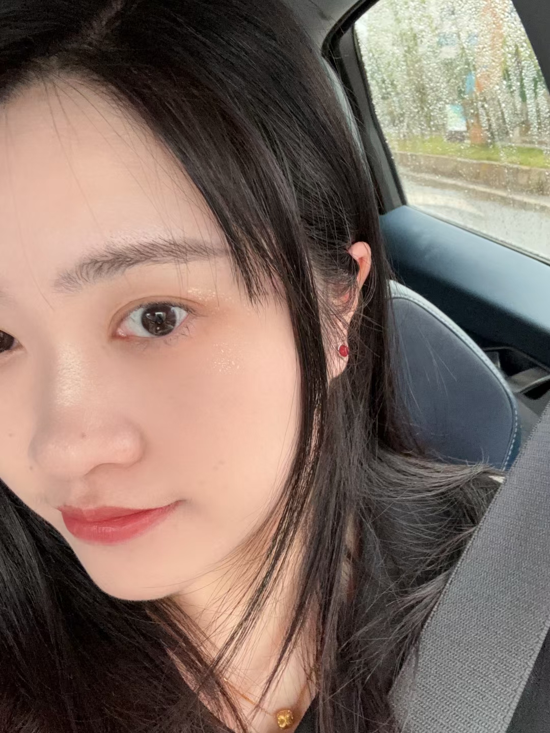 人物系列写实穿着时尚的年轻女性站在楼梯上的正面街拍全身照_美女照片大全壁纸高清