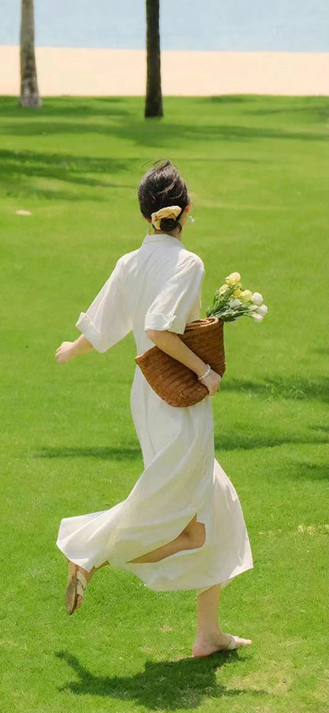 张婧仪灰白色黑色个性美女手机壁纸_美女高雅造型