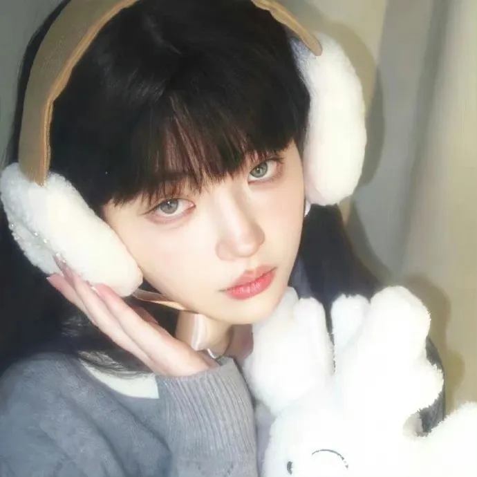 戴着珠宝的完美新娘穿着白色长裙的女孩的肖像美丽的头发和干净细腻的皮肤婚礼发型的金发女人手里拿_美女热舞
