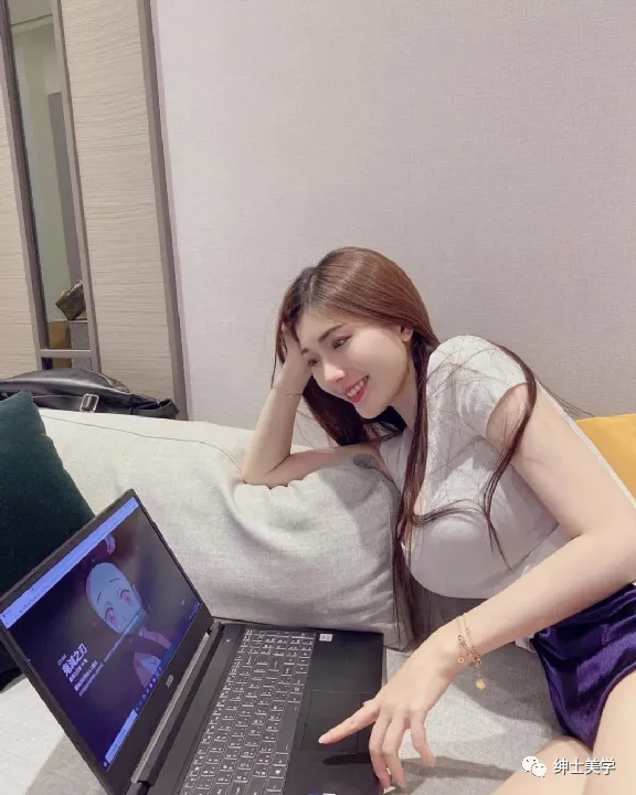 美女壁纸桌面_美女自拍