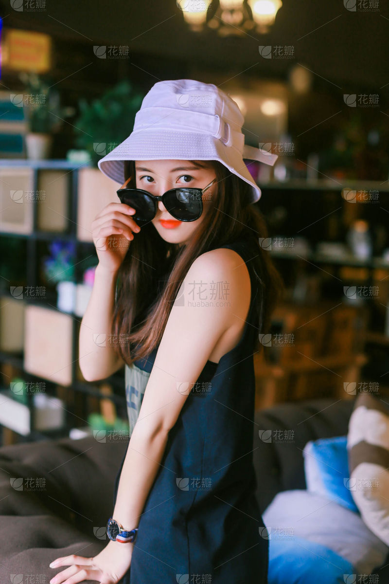 下半年励志正能量简约排版风_美女照片背影侧面唯美