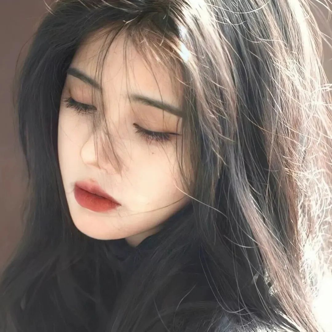 孤单的动漫小女孩头像简单干净唯美好看的伤感女生动漫头像图片_美女壁纸