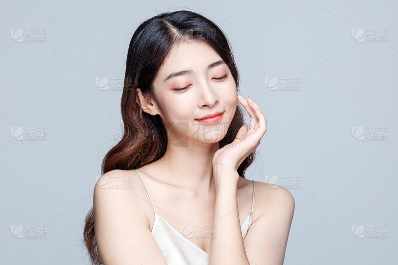 皮肤爱的羊毛帽女人时髦的人非洲人时装模特_美女图片微信头像