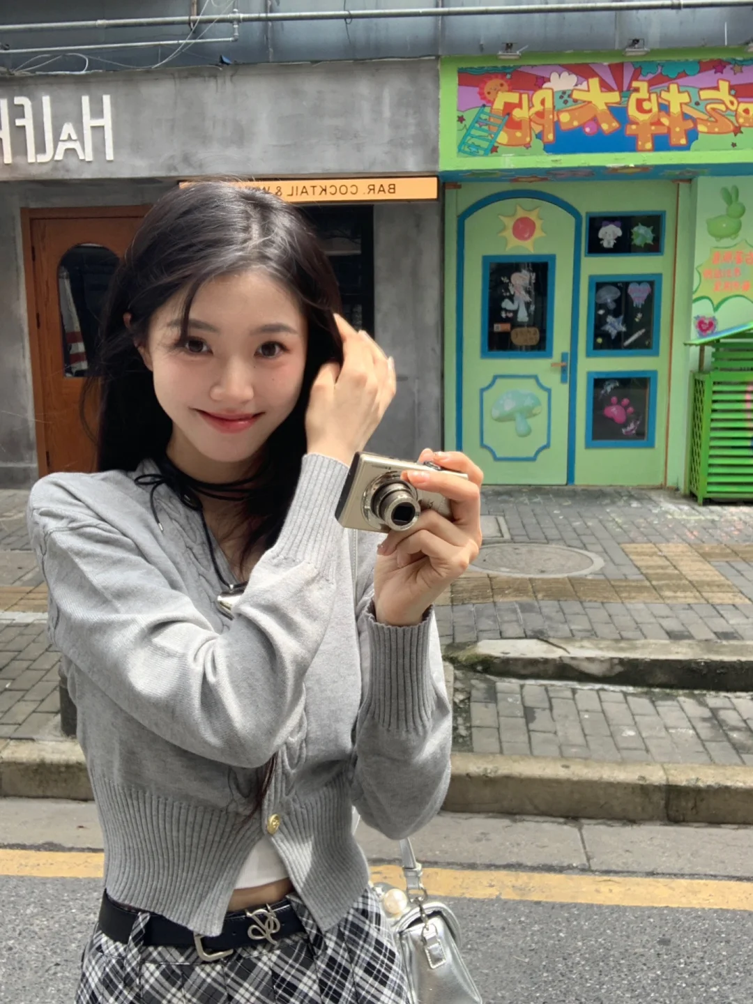 美女身穿白色吊带长裙自拍她真的夏日聊穿搭的动态_美女壁纸女