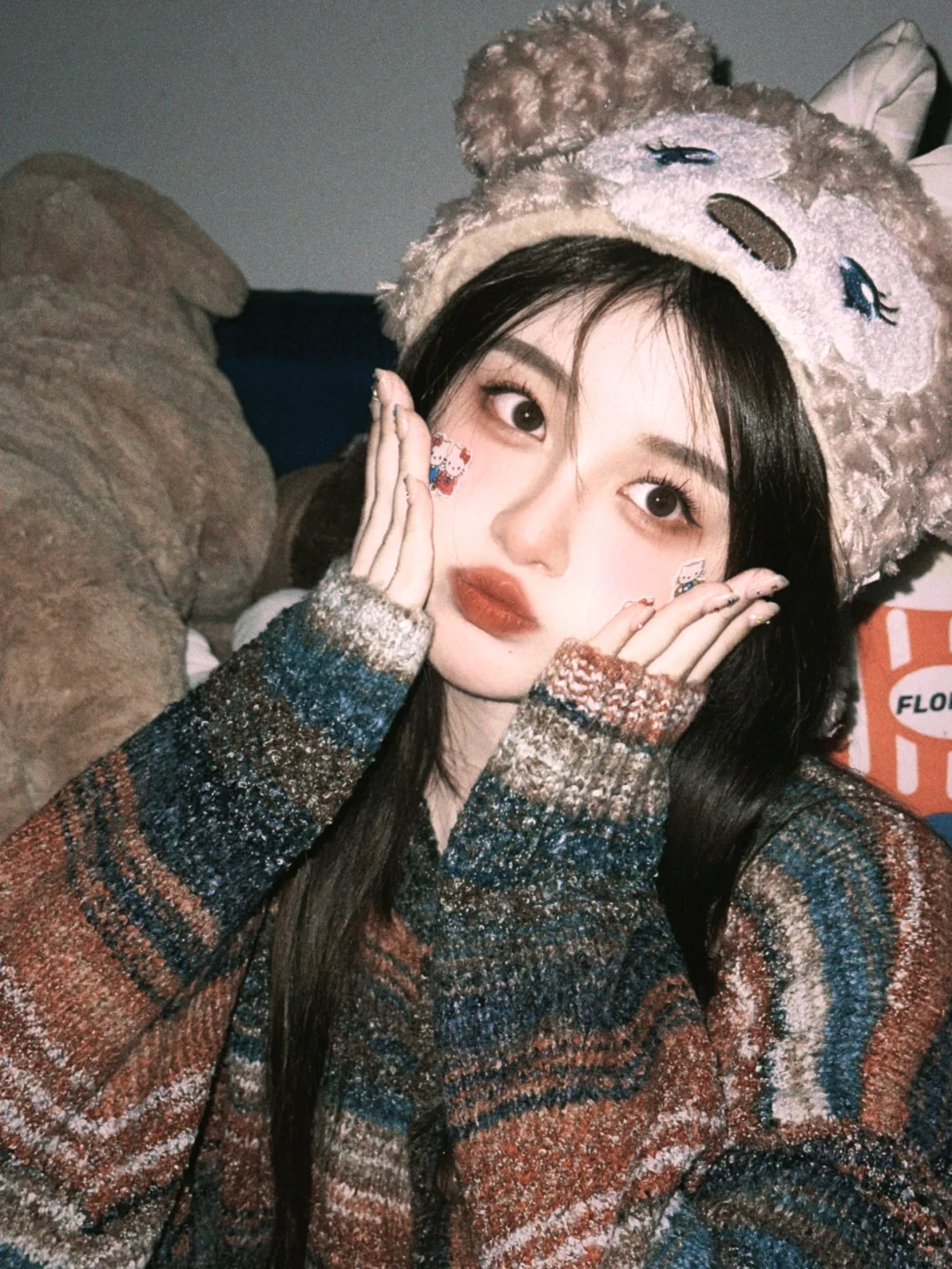 一个漂亮的女孩在绿叶旁边_美女图片微信头像高清头像