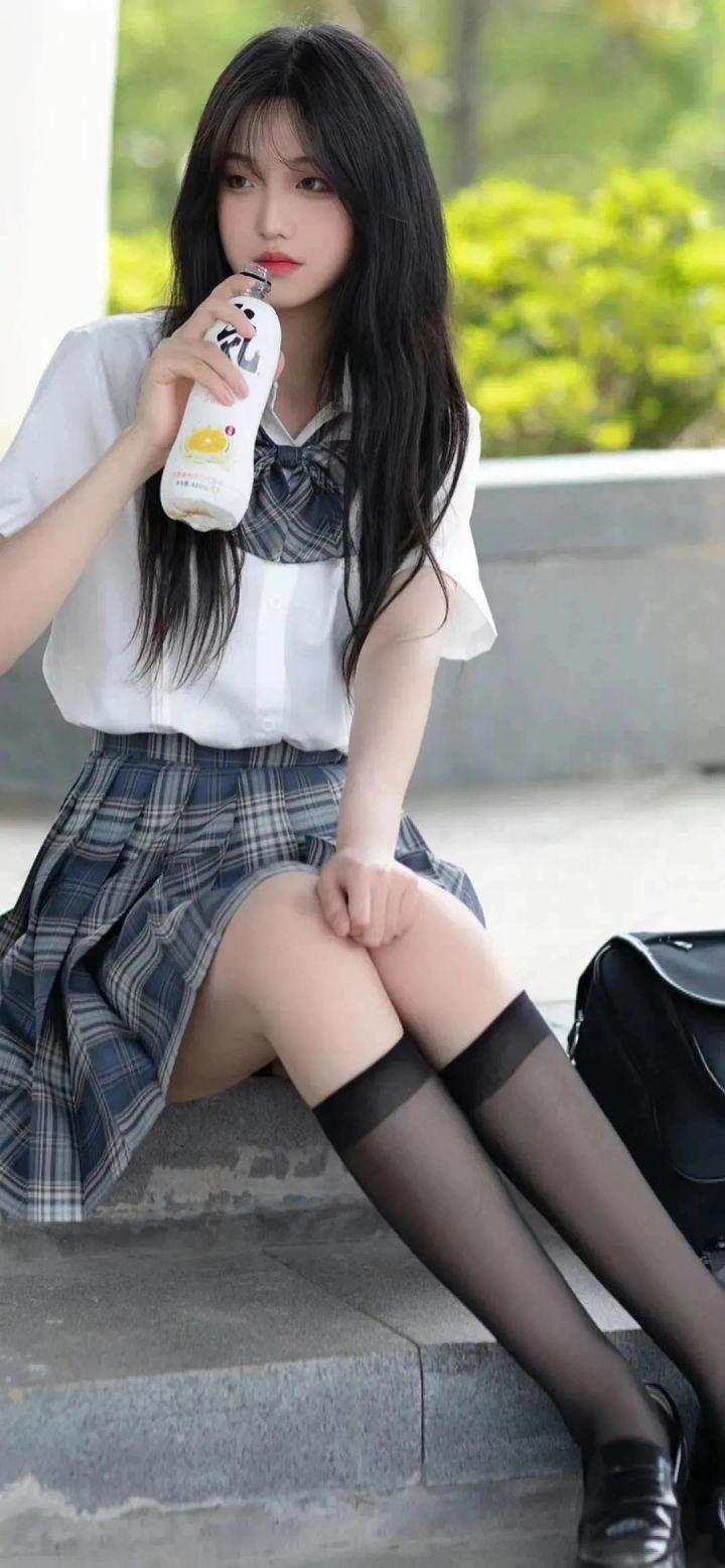 报纸墙粉色长发动漫美女壁纸_美女图片微信头像高清头像