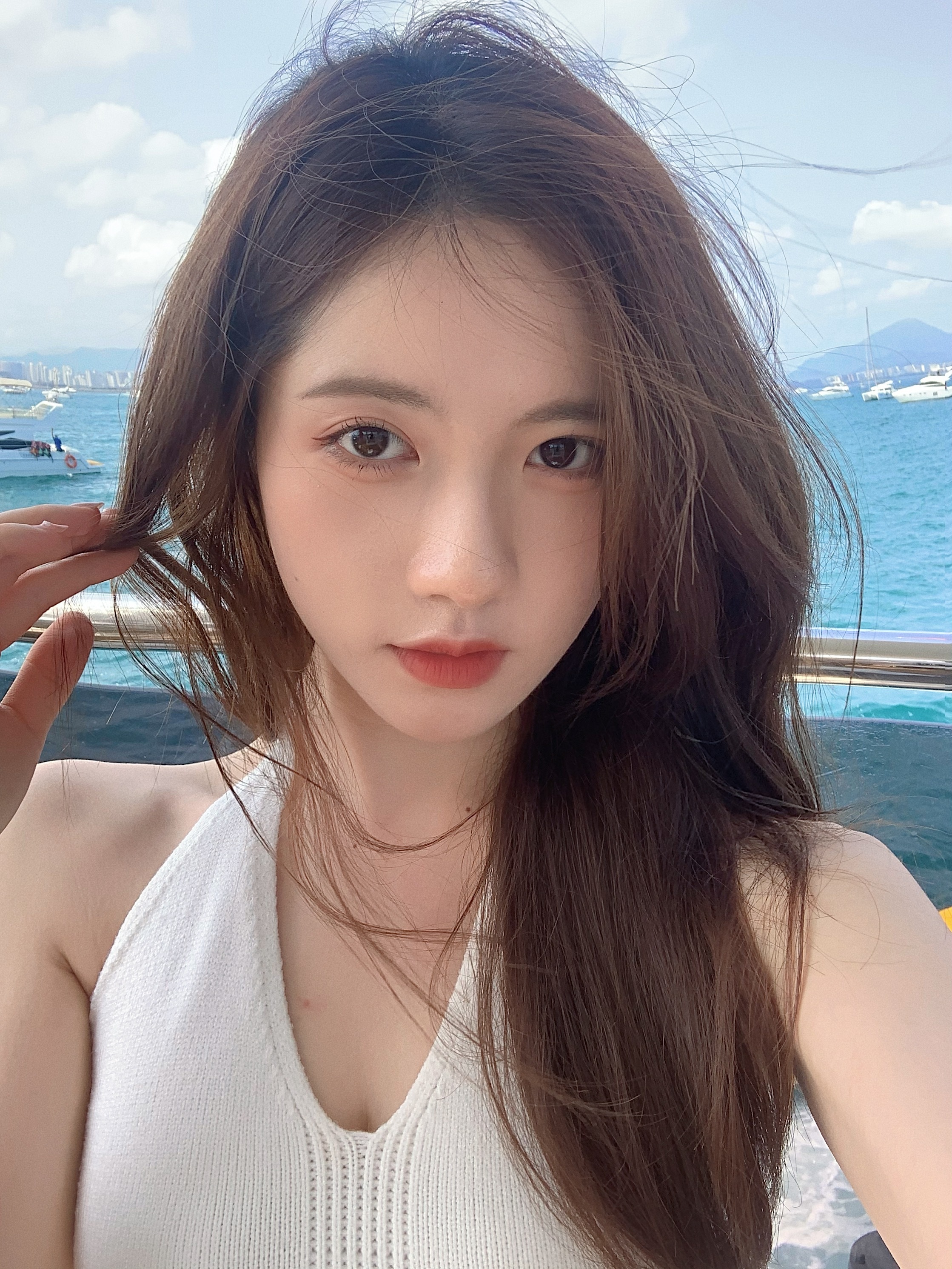 十几岁的女孩拿着自拍杆在家拍照_美女壁纸1920×1080