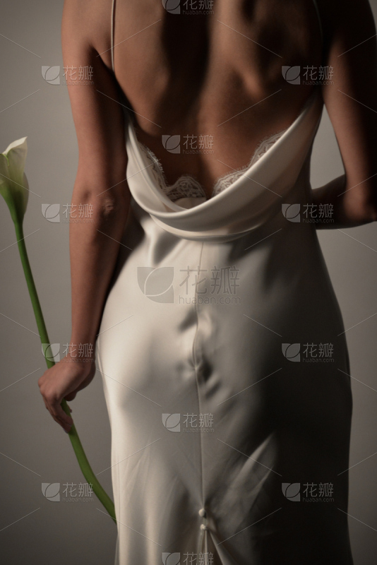 美丽的性感女孩坐在薰衣草田的肖像_美女壁纸