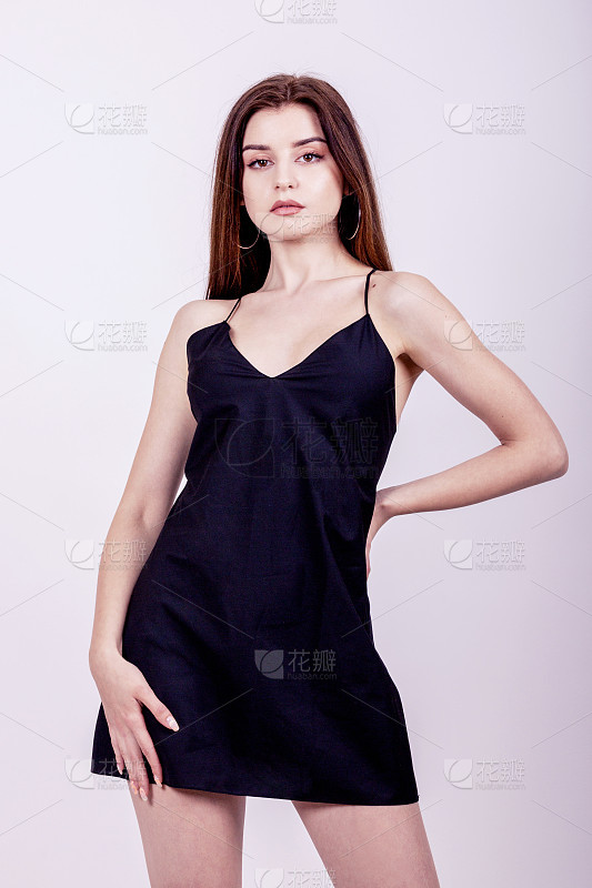 迷人的亚洲女人的肖像孤立在白色的背景_美女壁纸手机壁纸图片身材养眼