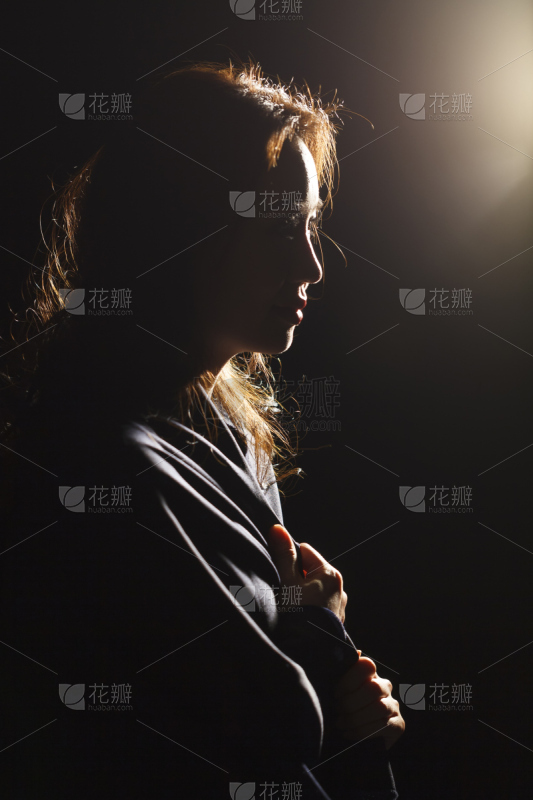 女人人的脸部暗色肖像嘴唇自然美头发波浪逆光剪影_美女图片微信头像高清头像