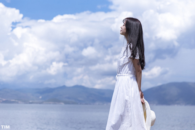日落时分美丽的女孩走在草地上_美女照片头像真人图片