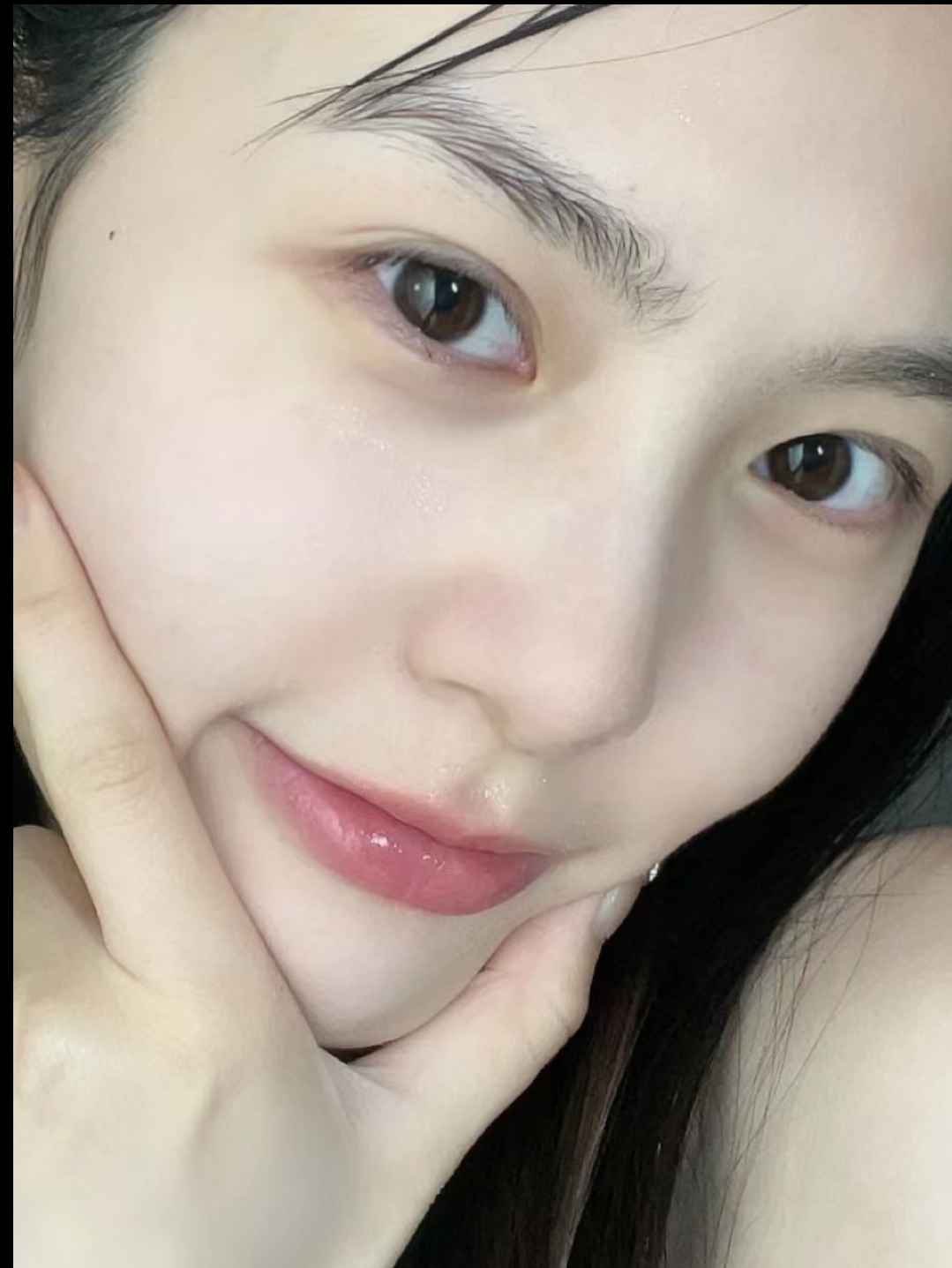 人物系列写实穿着时尚的年轻女性站在楼梯上的正面街拍全身照_美女照片