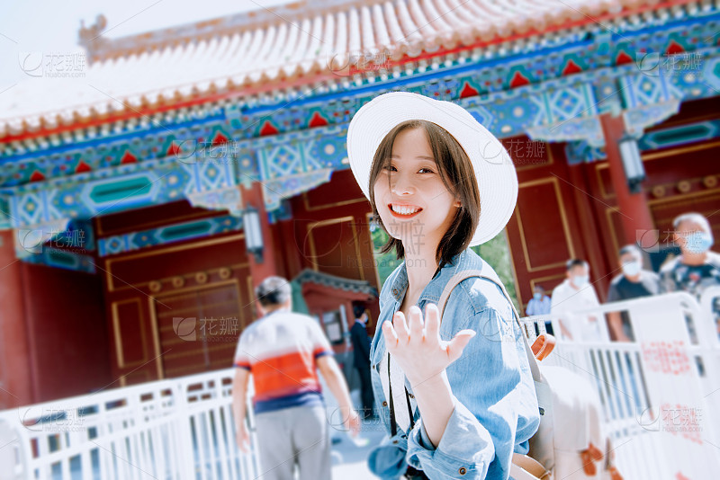 在阳光明媚的日子里一个年轻女子戴着由美丽的花朵做成的花环在田野里_美女图片微信头像